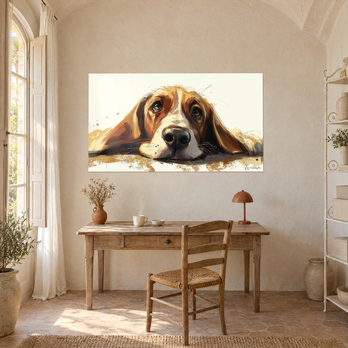 Quadro testa di basset hound ambra e bianco sporco, pennellate decise, sulla parete di uno studio in legno chiaro