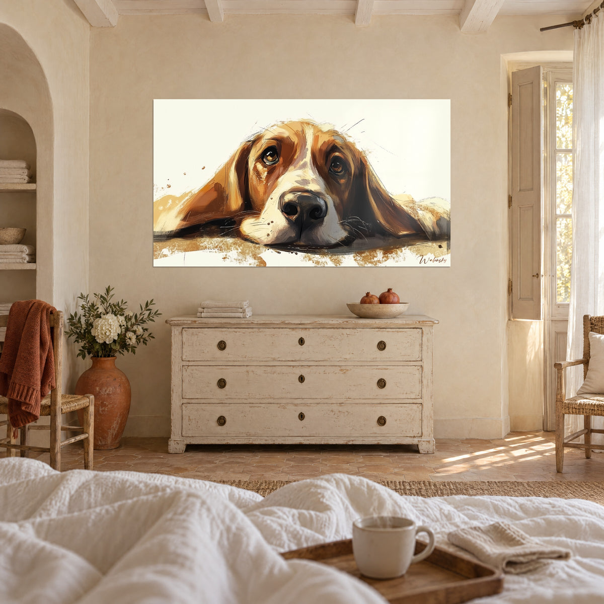 Quadro muso di basset appoggiato piatto, macchie caramello e sfondo crema, sopra un letto in una camera chiara