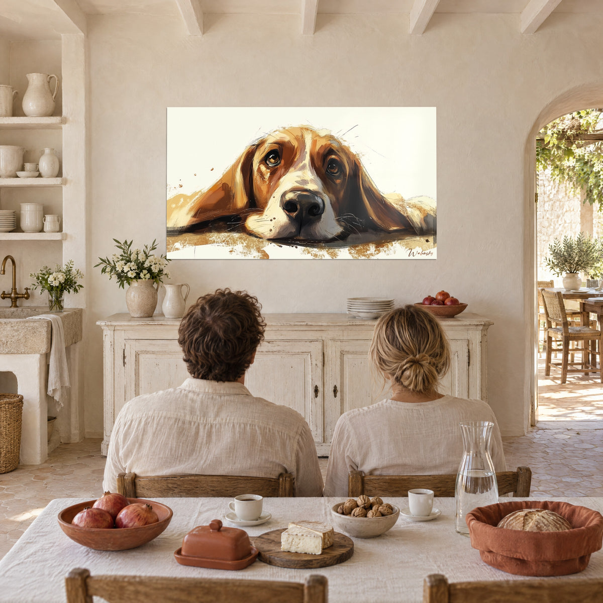 Quadro cane pigro, occhi nocciola teneri e orecchie ramate, appeso sopra una credenza bianca in cucina
