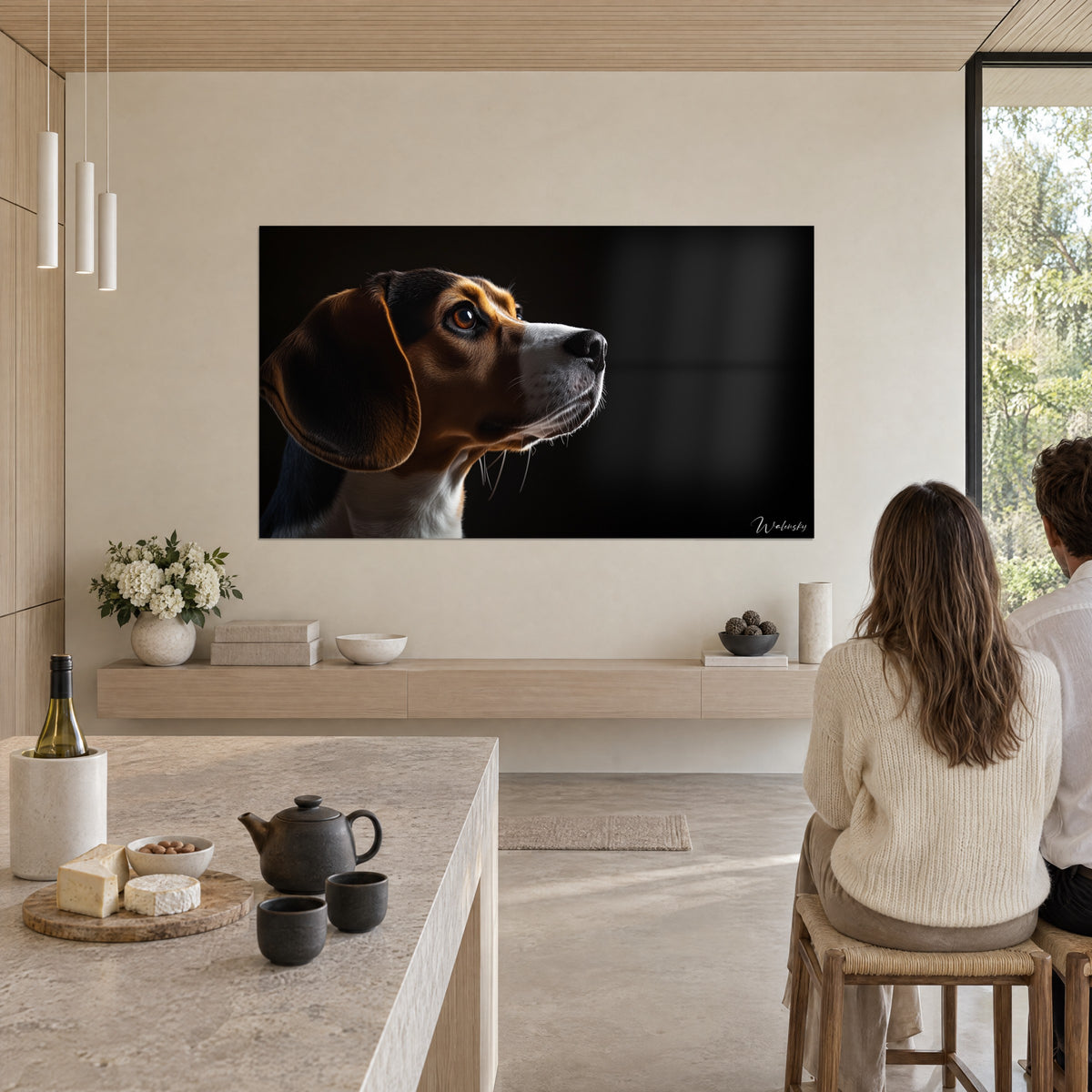Obraz trójkolorowy beagle o bursztynowym oku, miedziane ucho z delikatnym jasnym konturem, czarne tło, naprzeciw stołu kuchennego z jasnego kamienia