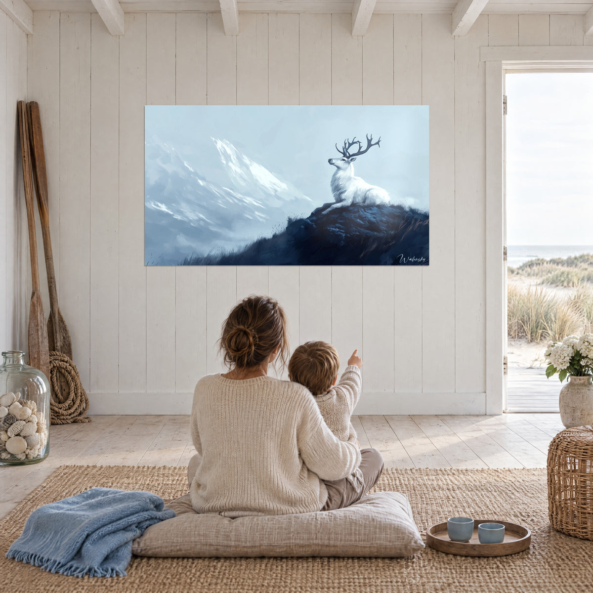 Tableau caribou blanc contemplant des pics blanchis et brumeux, teintes bleu glacier et bleu nuit, mère et enfant, bord de mer