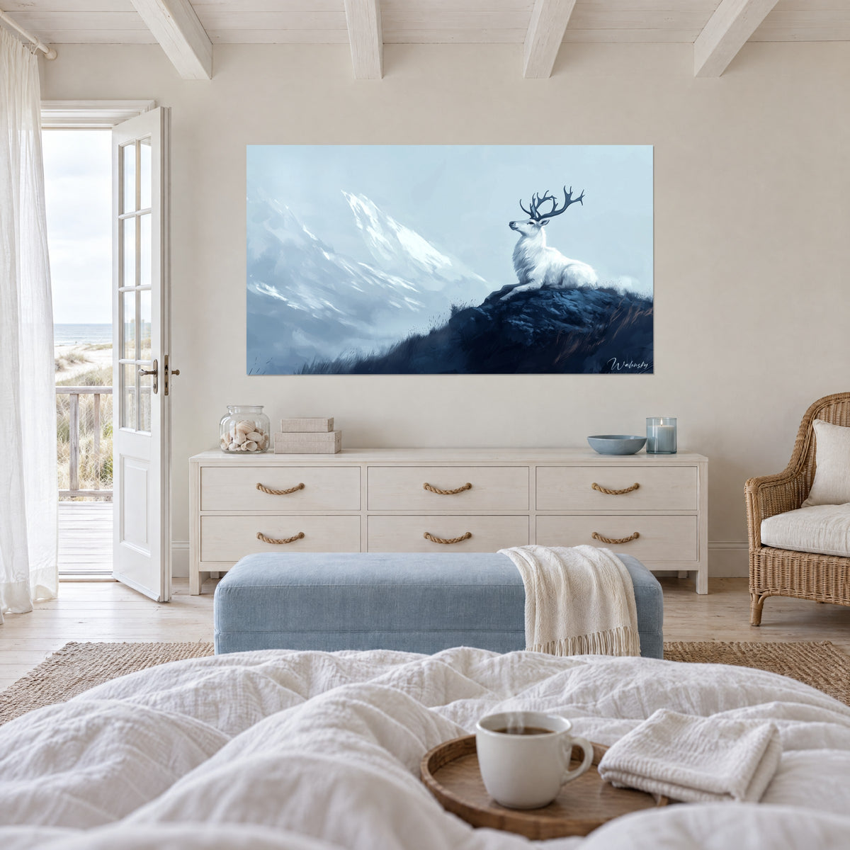 Tableau renne blanc en majesté sur un promontoire bleu marine, ciel gris-bleu voilé, au-dessus d'un lit dans une chambre claire