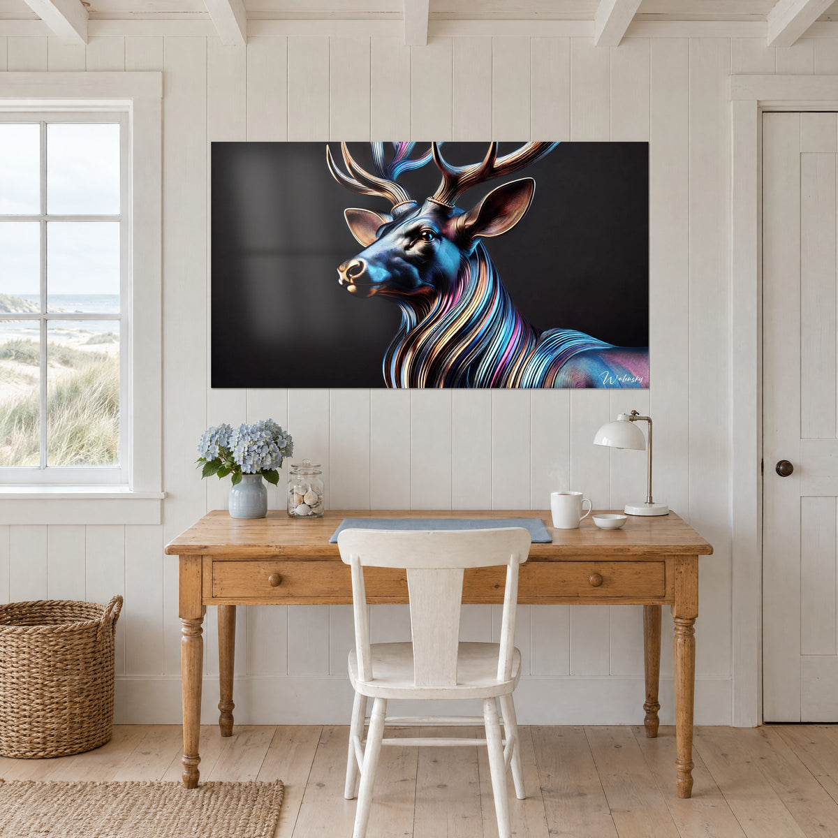 Tableau tête de cerf aux bois bronze et au regard ambré, reflets bleu électrique et rose, fond noir, accroché au-dessus d'un bureau en pin