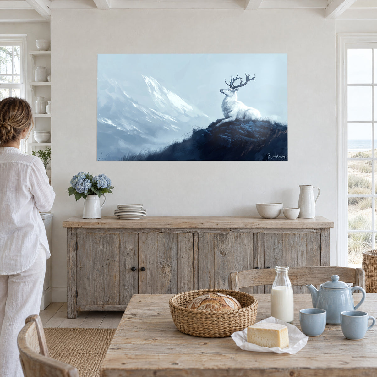 Tableau élan polaire à la fourrure blanche, bois bleu ardoise, fond montagneux glacé, regardé par une femme en lin, bord de mer