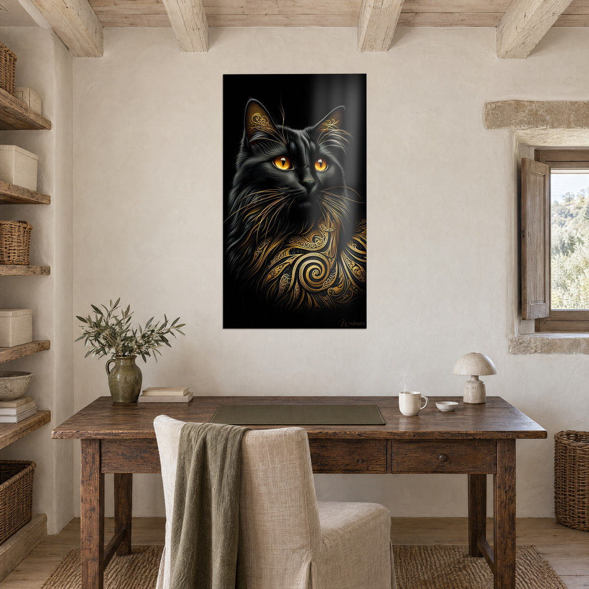 Cuadro gato majestuoso, mirada ámbar sobre fondo negro profundo, pared blanco roto encima de un escritorio de madera