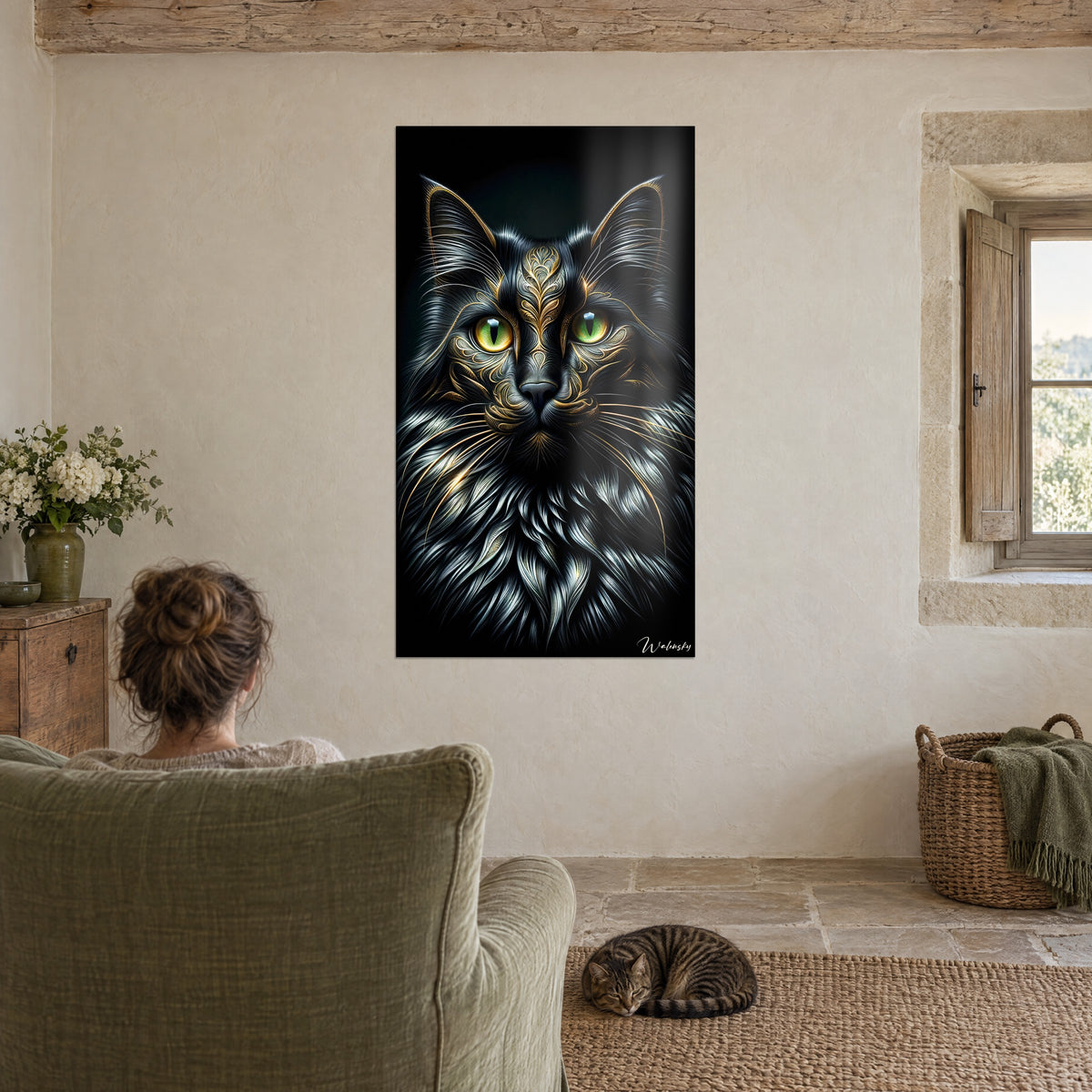 Schilderij gitzwarte kater met zilveren manen, geel-groene blik, gouden filigraanpatronen, lichte stenen muur, woonkamer met een slapende getijgerde kat