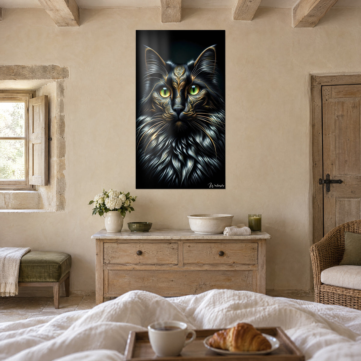 Schilderij langharige kater met lindegroene ogen, okergouden ornamenten, gebroken witte muur, boven een bed in een lichte slaapkamer