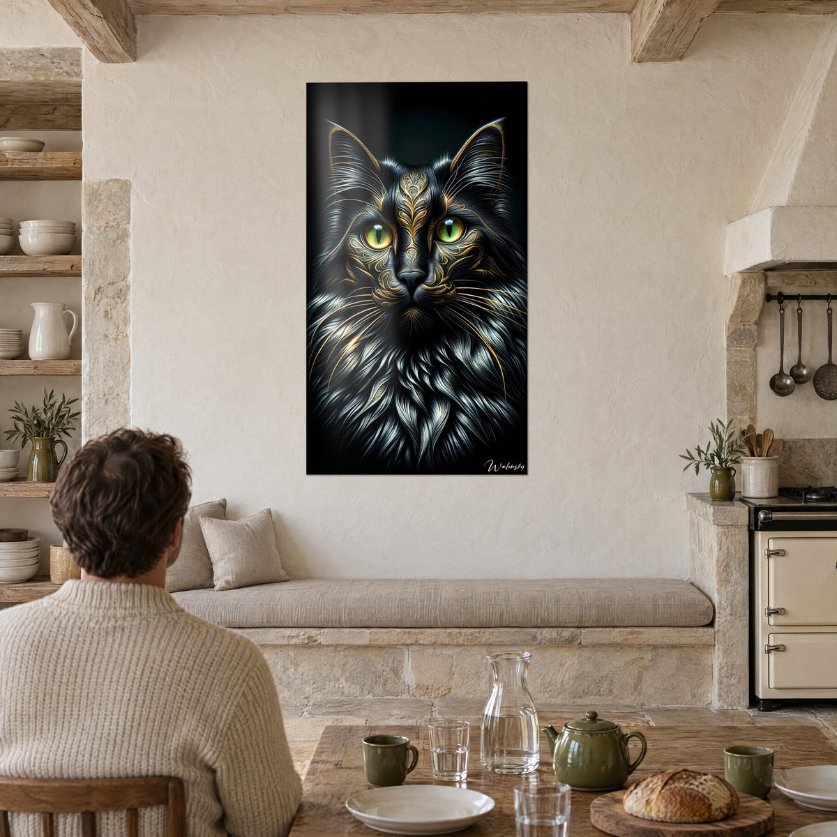 Schilderij donkere kattenkop met smaragdgroene ogen, gouden krullen en zilverkleurige vacht, crèmekleurige muur naast houten planken, rustieke keuken