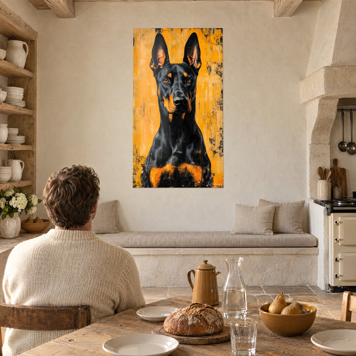 Πίνακας μαύρο Pinscher με κεχριμπαρένια μάτια σε φόντο κρόκου, άντρας από πίσω καθισμένος σε τραπέζι κουζίνας από πέτρα
