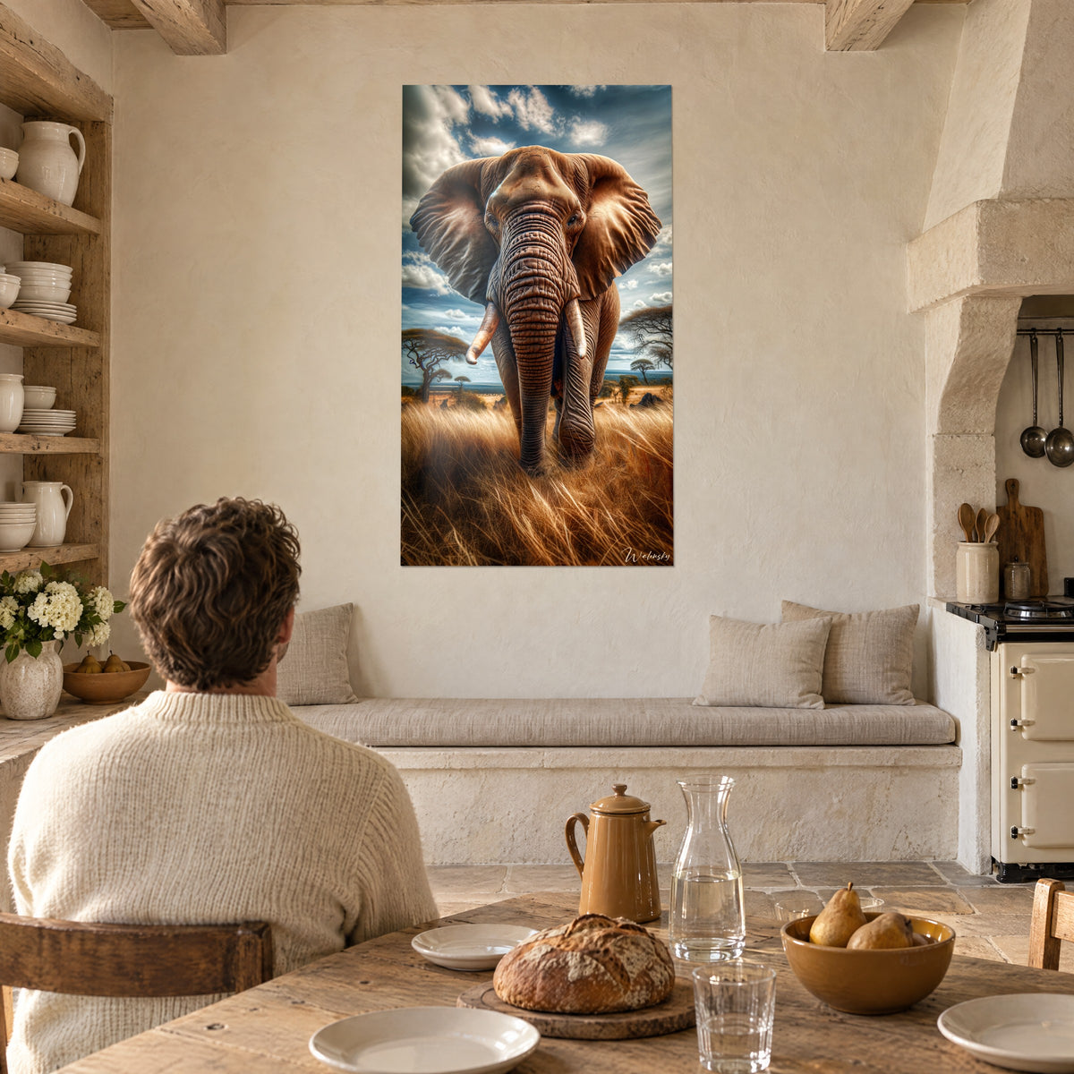 Schilderij van een imposant zoogdier met lichte slagtanden, okerkleurige savanne en witte wolken, stel van achteren aan tafel in een stenen keuken
