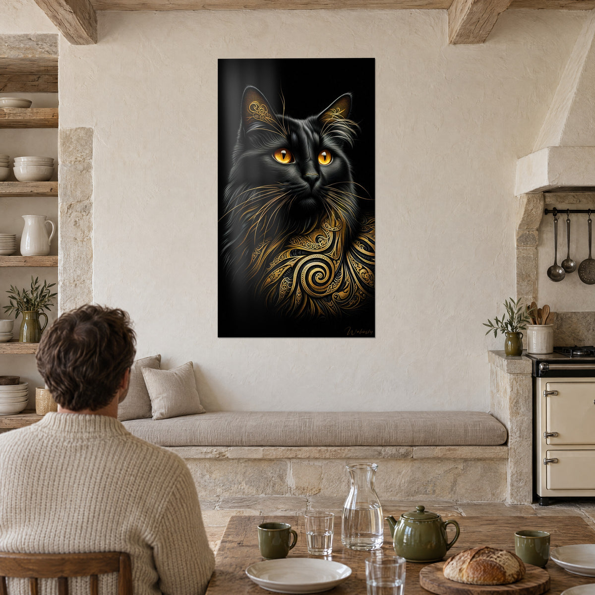 Cuadro felino de pelaje negro adornado con espirales doradas, frente a un hombre de espaldas sentado a la mesa, cocina de piedra clara