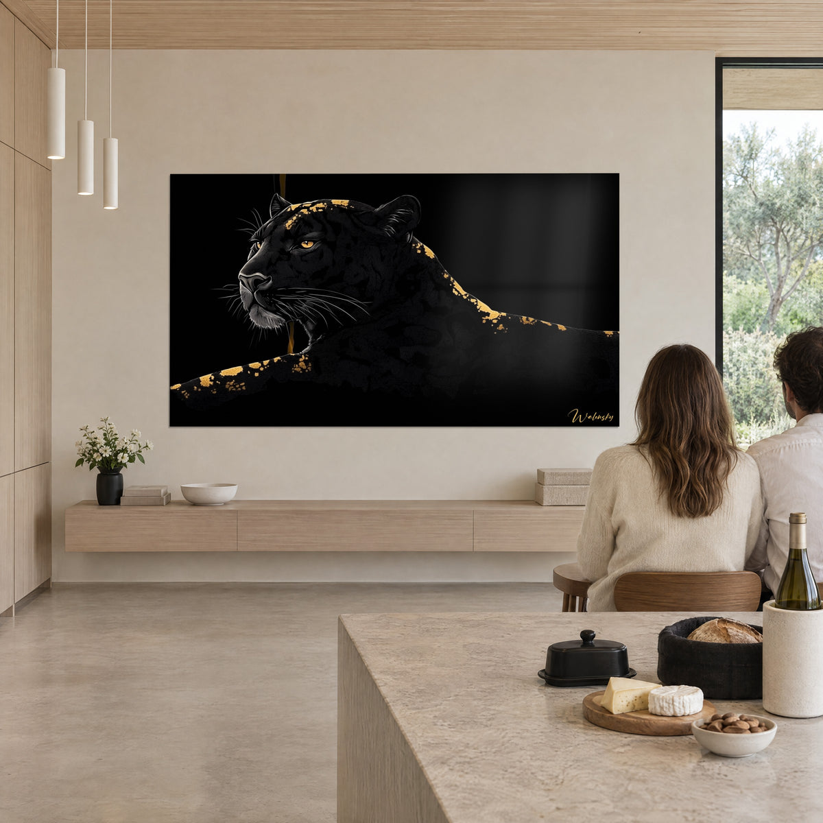 Quadro leopardo nero sdraiato, occhio ambrato penetrante, foglie d'oro sparse sul dorso, appeso a una parete crema di fronte a una cucina aperta sul verde