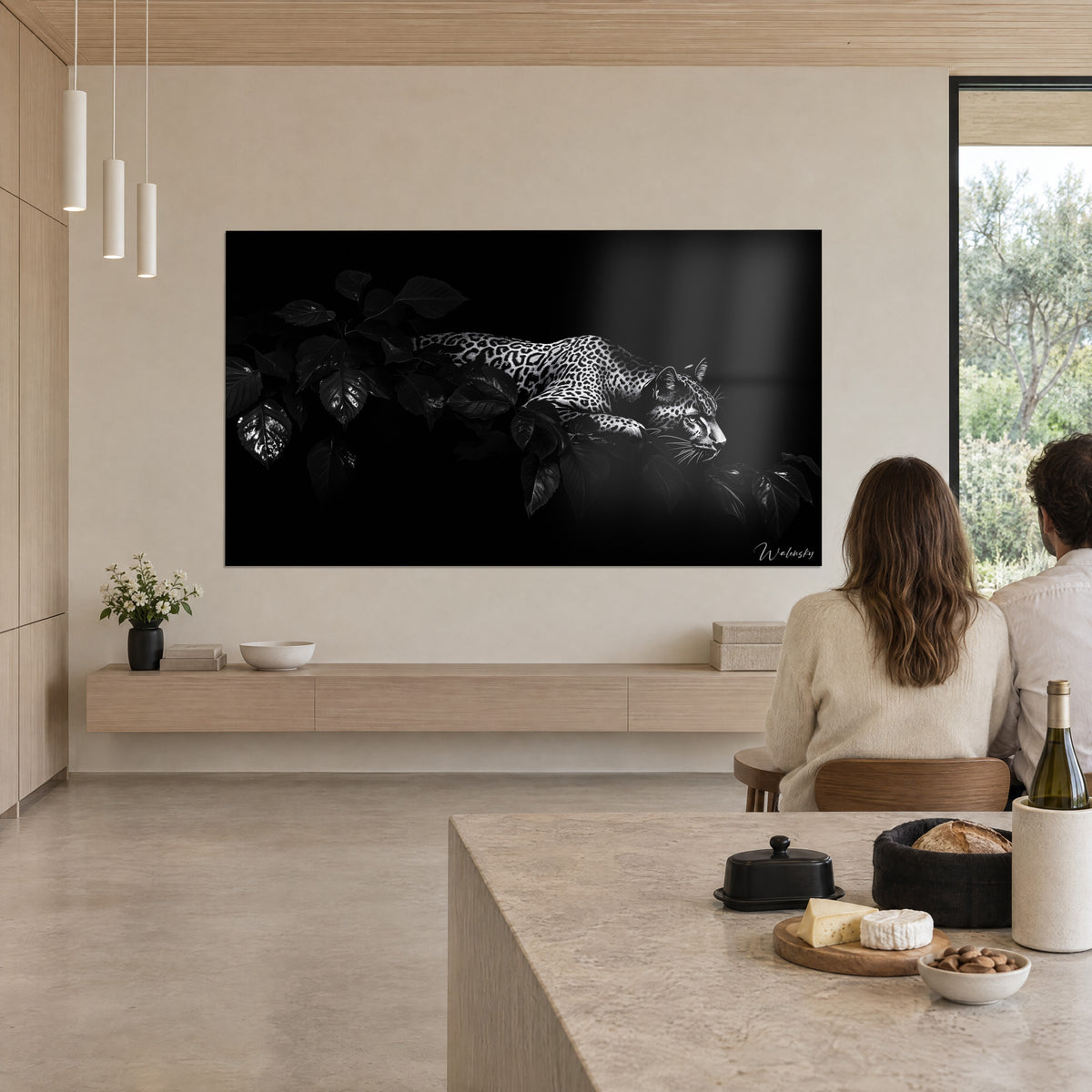 Schilderij van een jaguar in zwart-wit, gestrekte snuit en witte snorharen, glanzende bladeren op zwarte achtergrond, beige muur van een open keuken