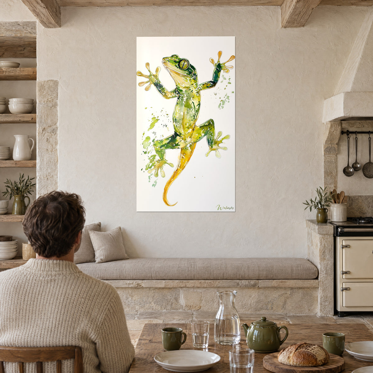 Cuadro de salamandra verde con salpicaduras de pintura y cola dorada, frente a una mesa de cocina de madera