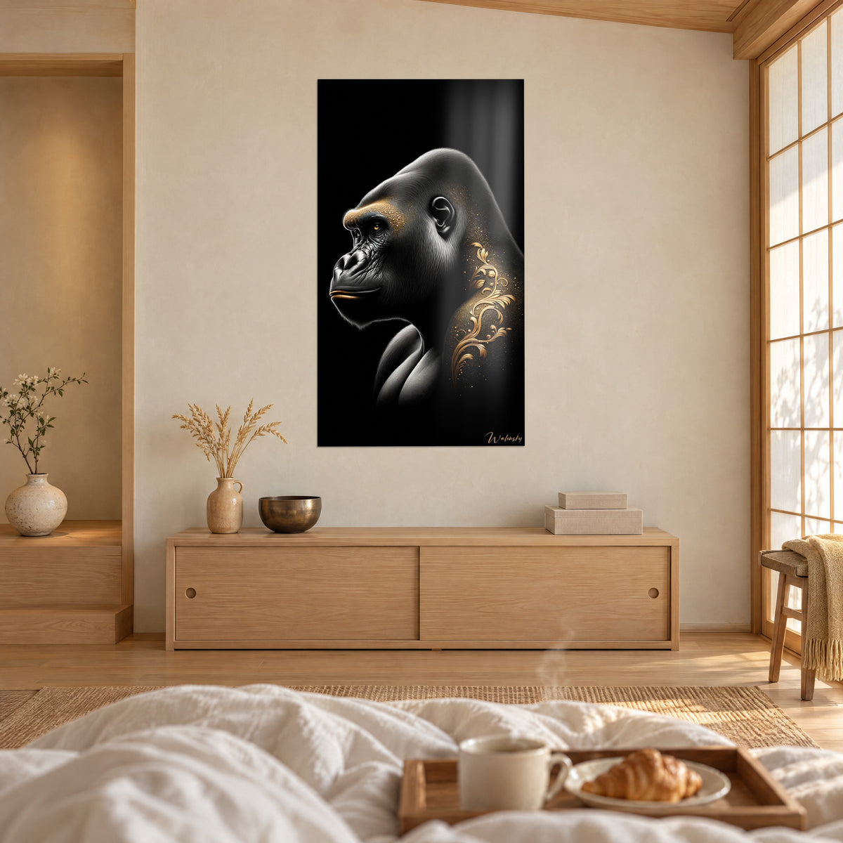 Quadro silhouette di scimmia nero e oro, labbra dorate e sguardo ambrato, sopra un letto in una camera luminosa