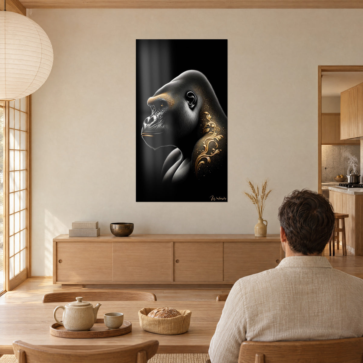 Quadro ritratto di gorilla grigio argento, fine fogliame dorato sulla spalla, uomo di spalle seduto a un tavolo in un soggiorno japandi
