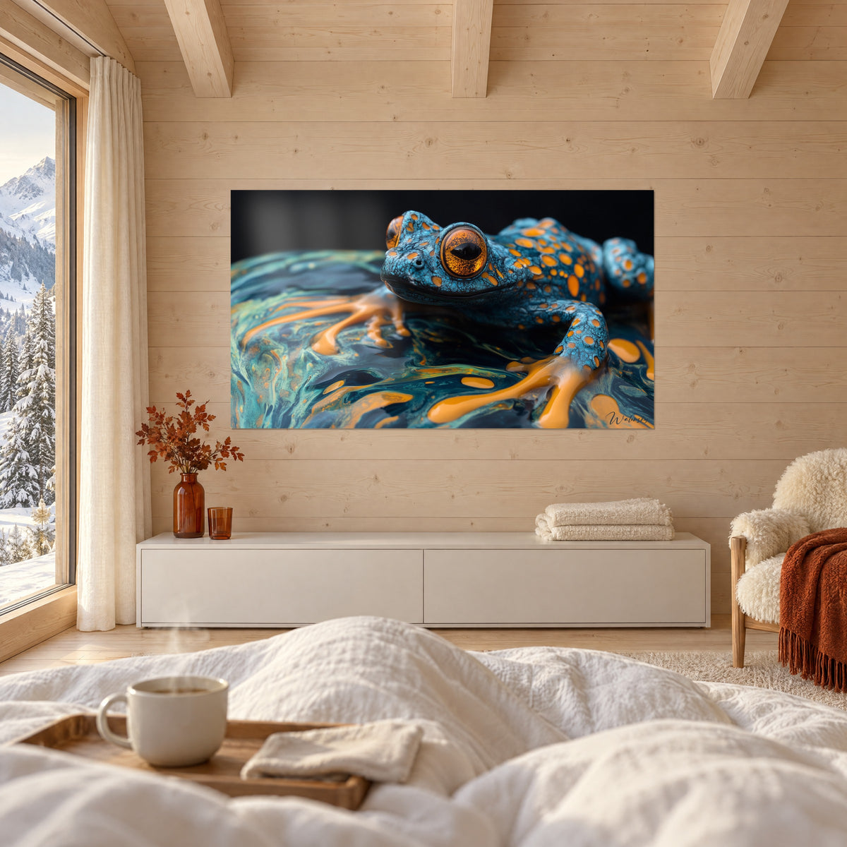 Gemälde Froschbild in nachtblau, orange glitzernd, mit geschlitzter schwarzer Pupille und goldenen Lachen, eine Person von hinten über einem Bett in einem hellen Schlafzimmer