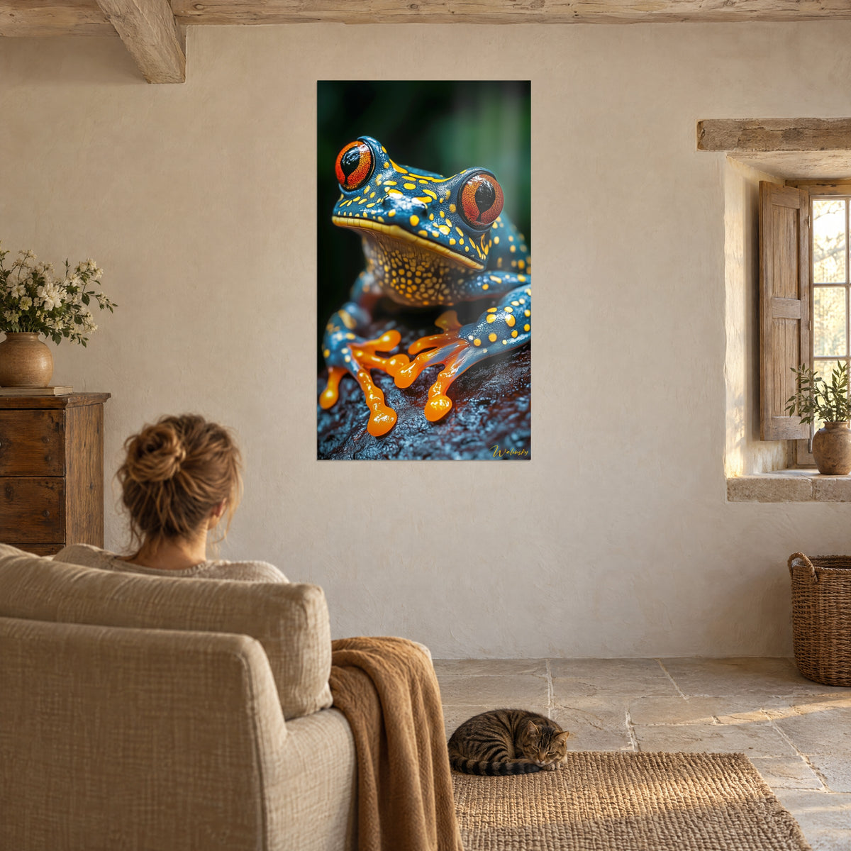 Gemälde kleiner samtiger Frosch in Stahlblau mit sonnengelben Flecken und orangefarbenen Fingern, gegenüber einem beigen Sessel und einer getigerten Katze