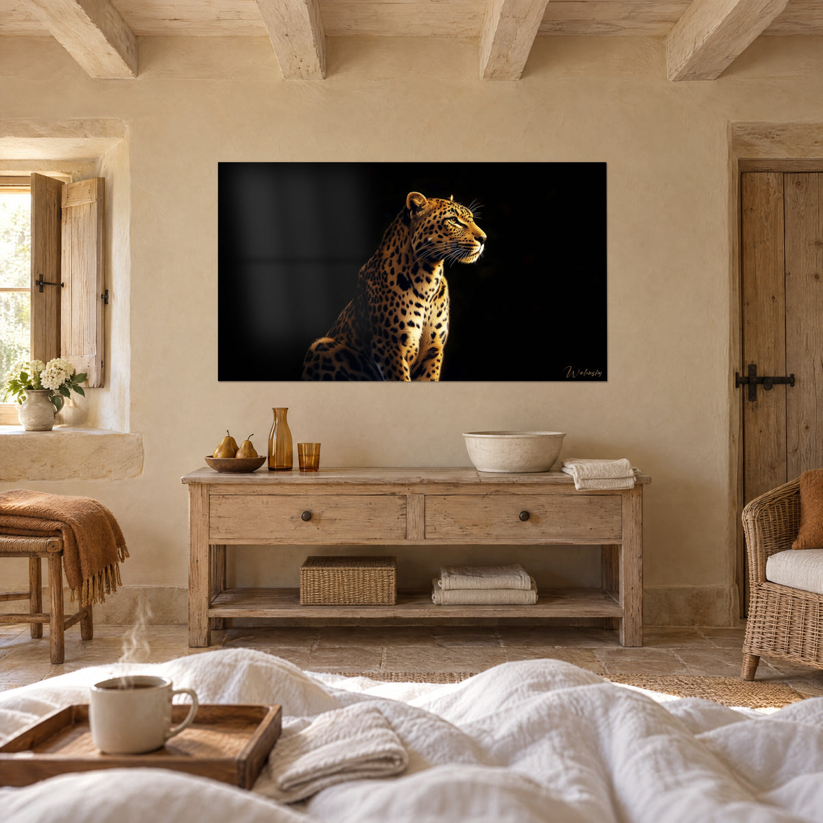 Gemälde Panther mit gefleckter Zeichnung und bernsteinfarbenem Blick, kupferfarbenes Fell auf schwarzem Grund, über einem Bett in einem hellen Schlafzimmer