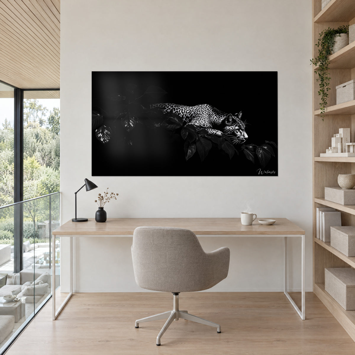 Schilderij van een wilde kat met zilveren rozetten die kruipt tussen glanzende zwarte bladeren, witte muur boven een bureau van licht hout