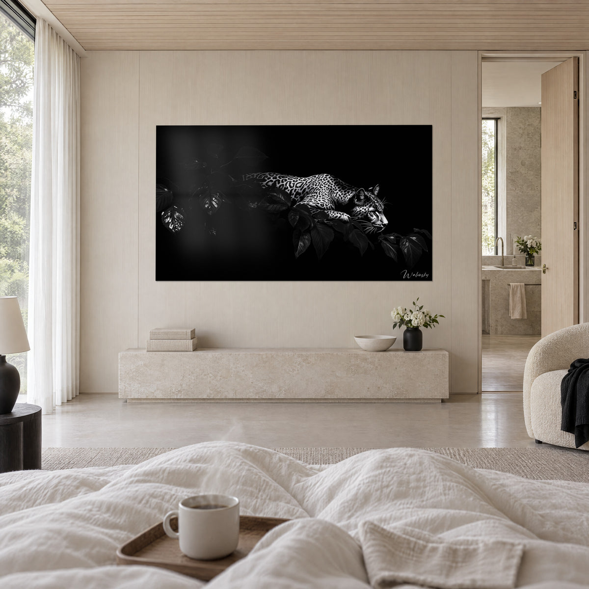 Schilderij van een grote wilde kat met zilverkleurige vacht, strakke blik, loerend in de zwarte schaduw en het gebladerte, boven een bed in een lichte slaapkamer