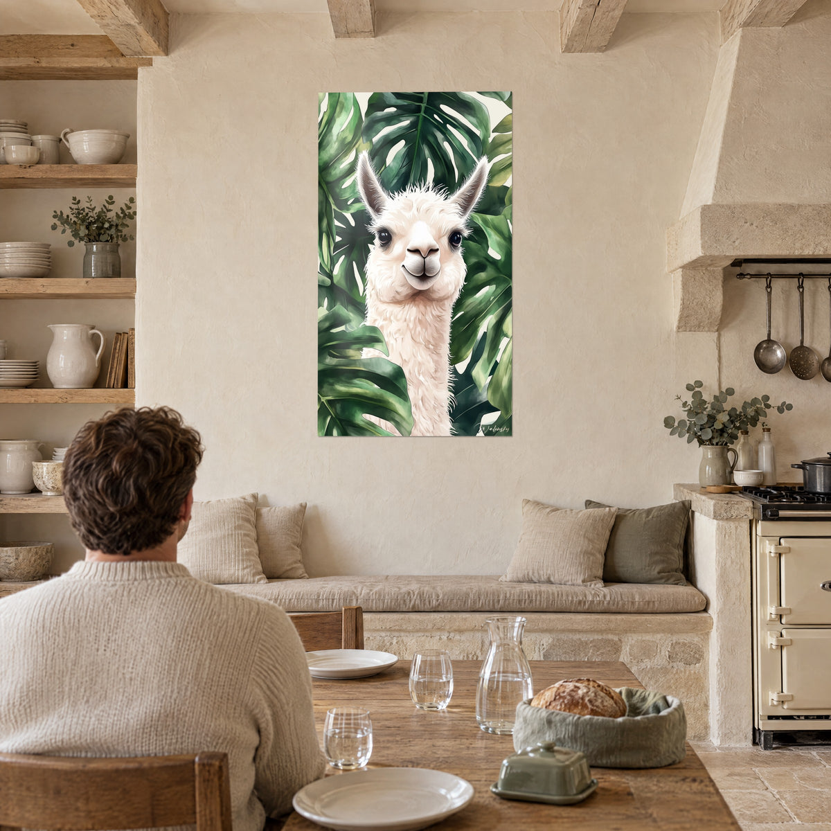 Cuadro retrato de alpaca blanca rizada con orejas erguidas, follaje verde jade al fondo, frente a una mesa puesta de piedra en bruto