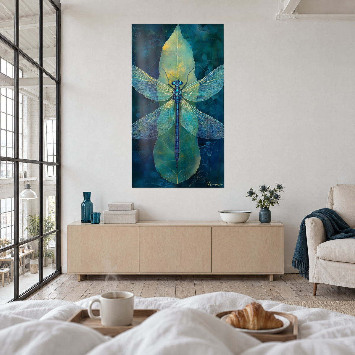 Schilderij libel met turquoise ogen op een bleek blad, diepblauwe achtergrond, witte muur, boven een bed in een lichte slaapkamer