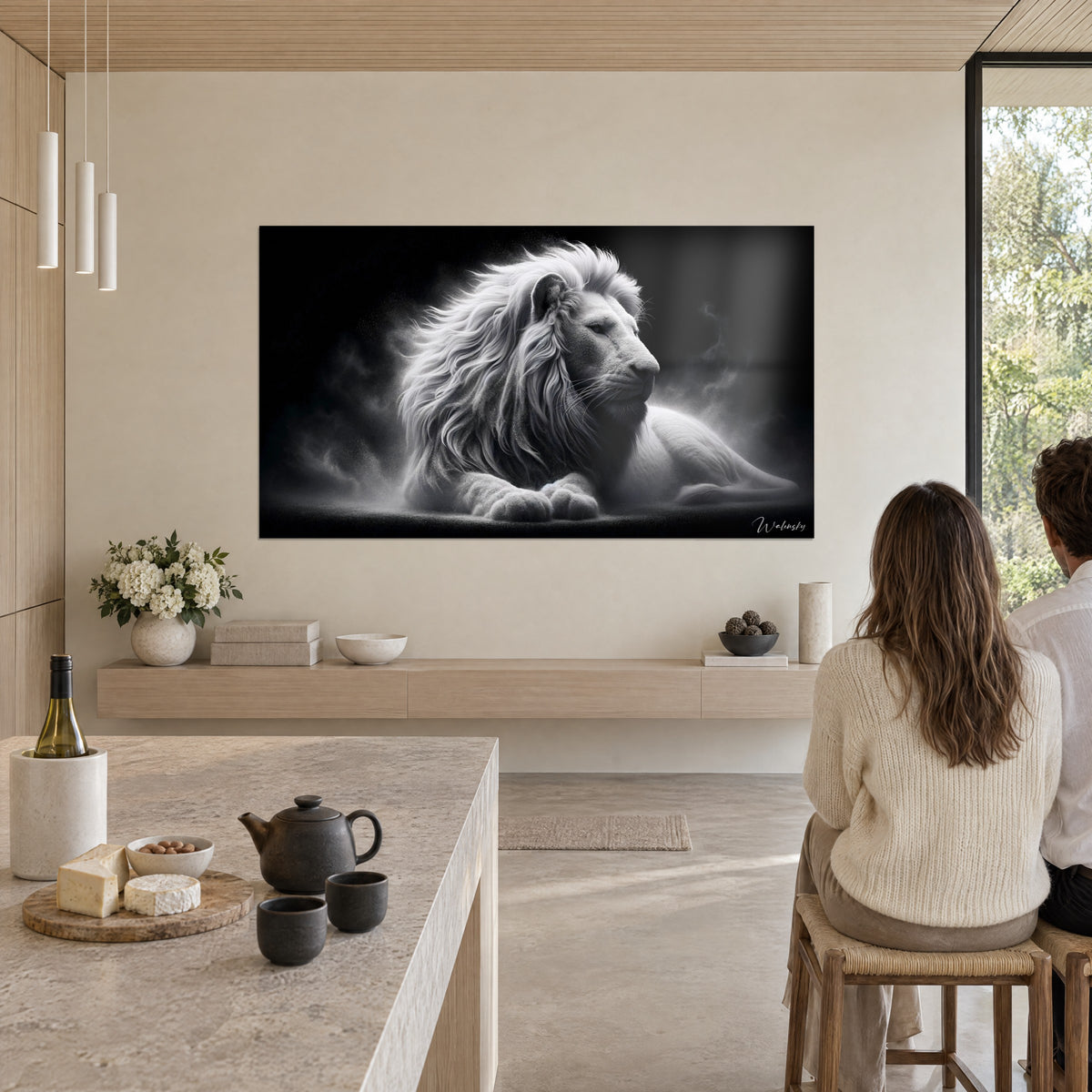 Cuadro león inmaculado en blanco y negro, mechones grises y bruma clara, pared beige junto a una isla de cocina