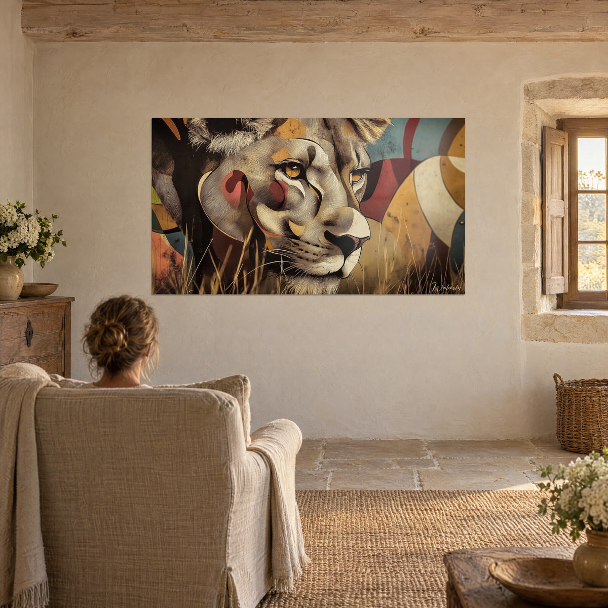 Cuadro de un gran felino salvaje con curvas ocres y azules, visto desde un sillón beige junto a una ventana de piedra