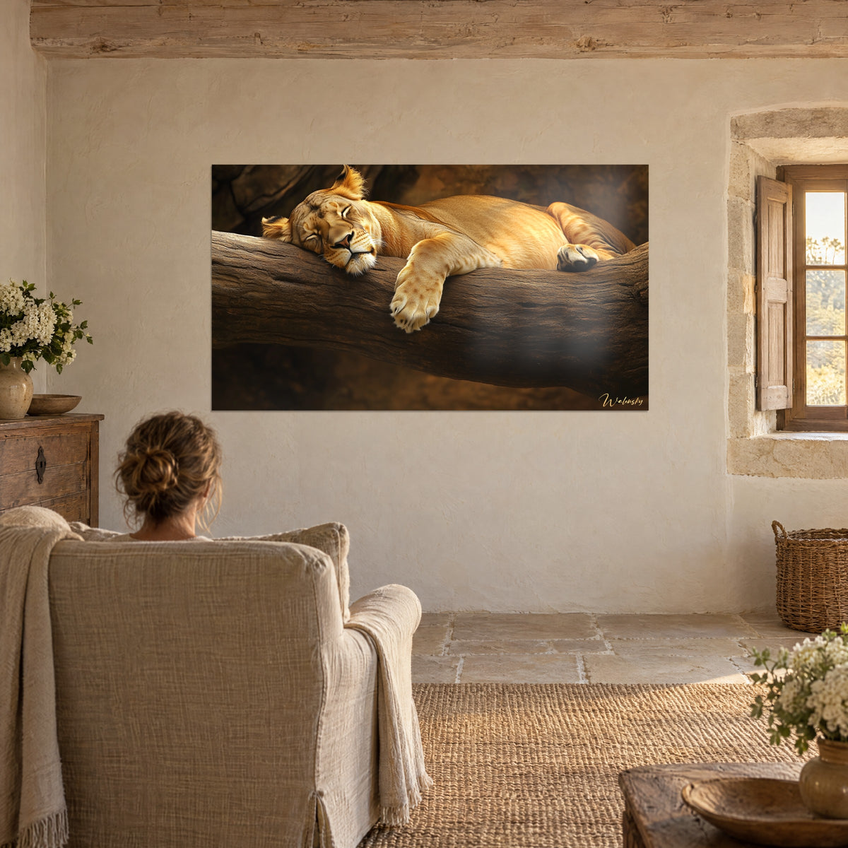 Cuadro Felino dorado dormido, garras relajadas sobre un tronco marrón, frente a un sillón de lino junto a una ventana de piedra