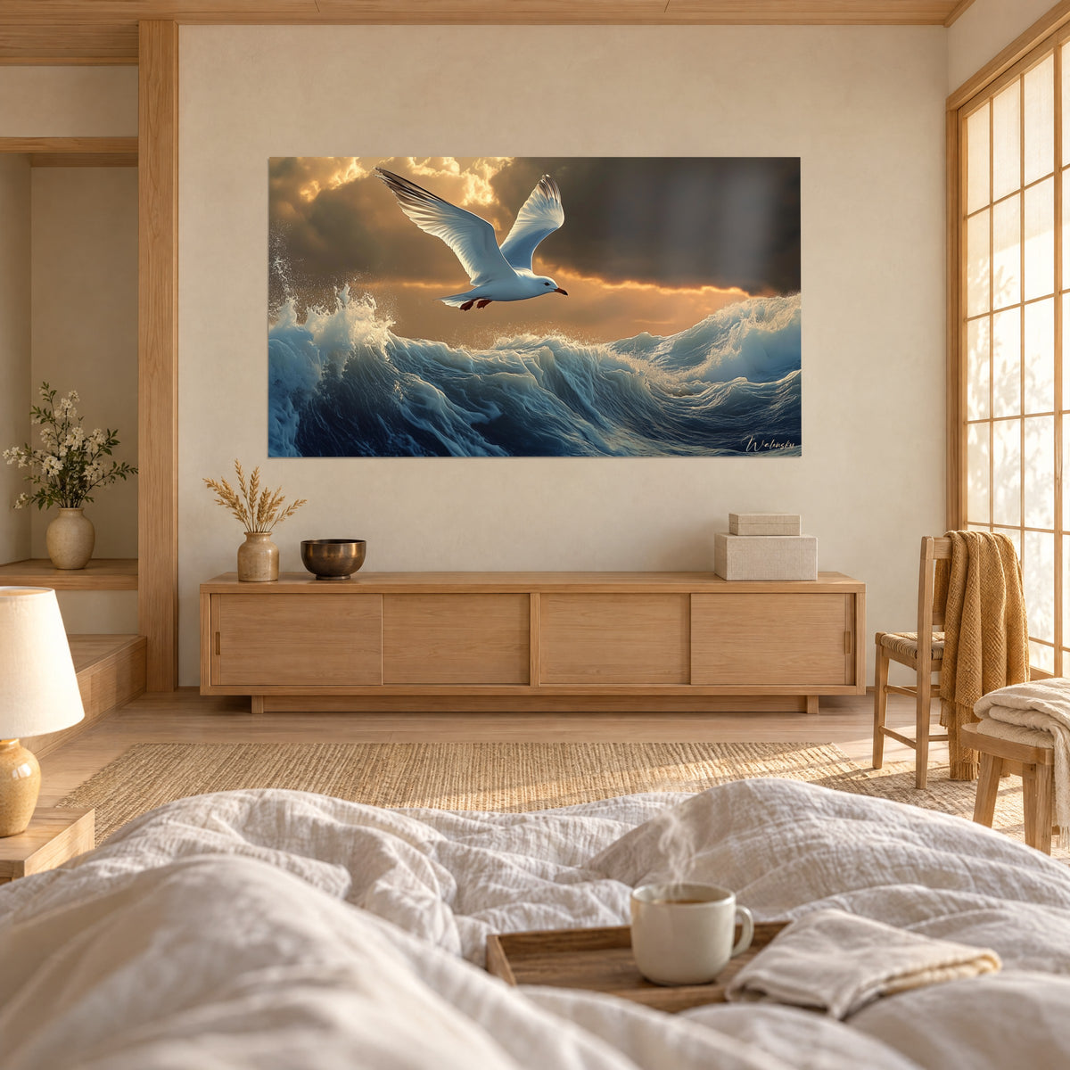 Schilderij meeuw in vrije vlucht, ivoren vleugels, turquoise schuimkam en gouden wolken, twee personen met de rug naar de kijker, boven een bed in een lichte slaapkamer