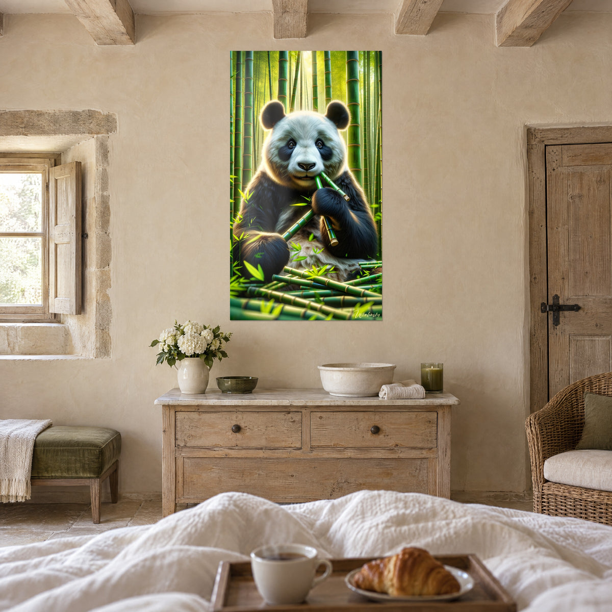 Gemälde mit einem Pandaporträt mit schwarzen Augenflecken, zartgrüner Bambus und gelbes Licht, über einem Bett in einem hellen Schlafzimmer