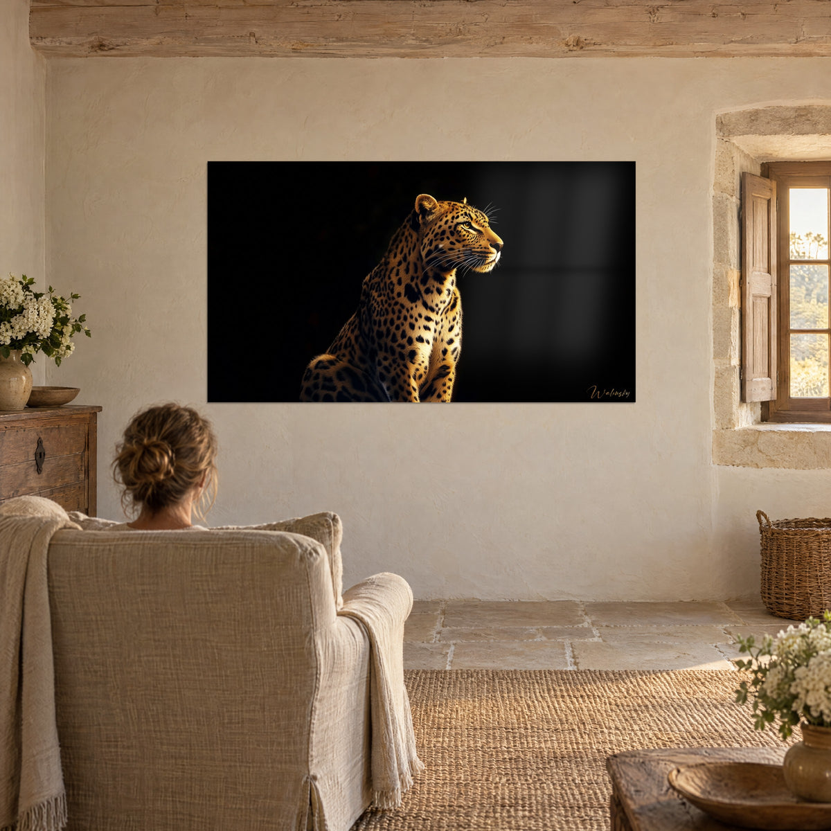 Gemälde einer majestätischen Raubkatze mit fahlgelbem Fell und schwarzen Flecken, beleuchtetes Profil auf schwarzem Grund, Steinwand, Leinensessel