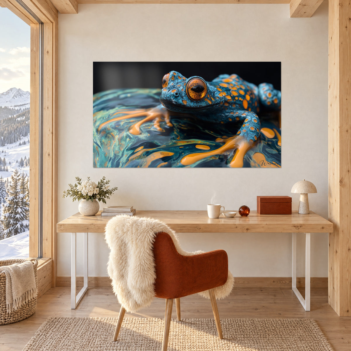 Gemälde Baumfroschbild in kobaltblau mit leuchtend orangen Flecken und goldenen Farbläufen, über einem Schreibtisch aus hellem Holz aufgehängt