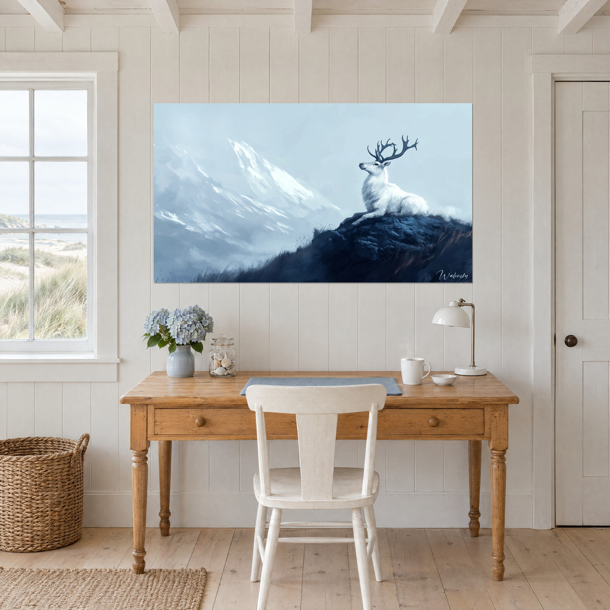 Tableau cerf des neiges allongé sur la roche indigo, herbes sombres au premier plan, accroché au-dessus d'un bureau en bois