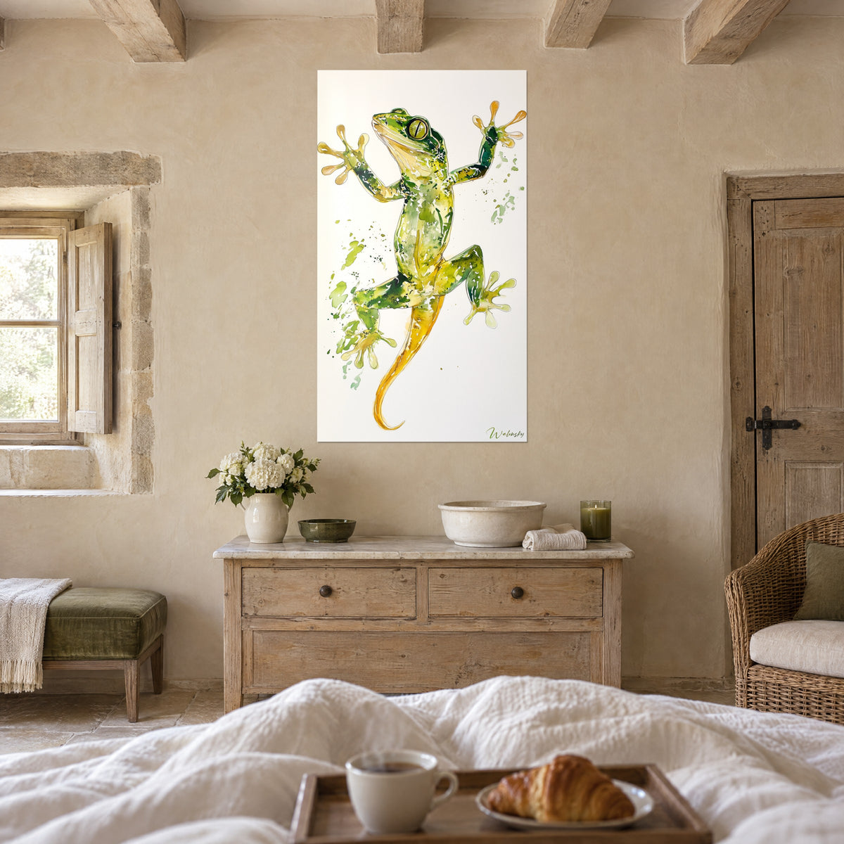 Cuadro de reptil en acuarela, verde oliva y naranja, con ojo redondo cercado, sobre una cama en un dormitorio claro