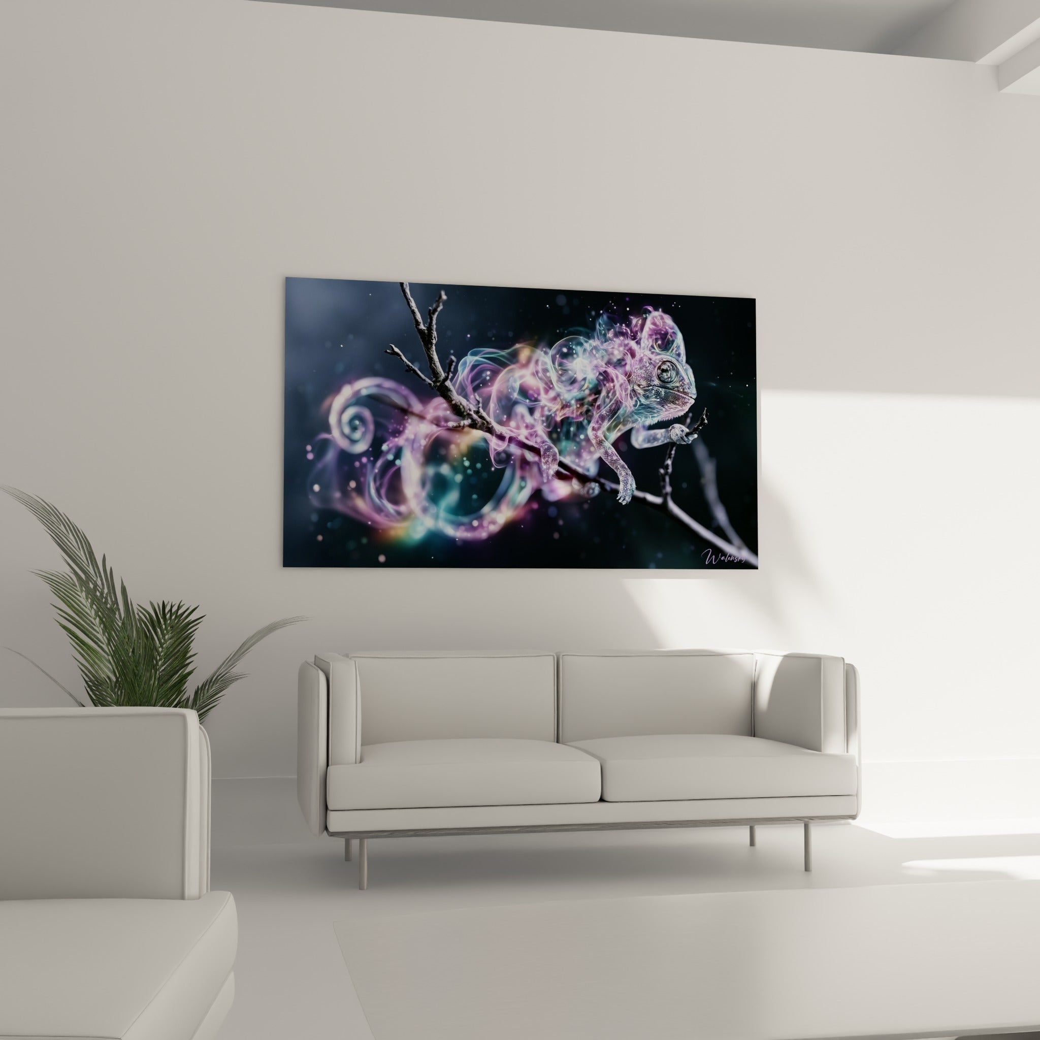 Créature nocturne mauve et bleu ciel enroulée sur une branche, au-dessus d'un canapé dans un salon lumineux
