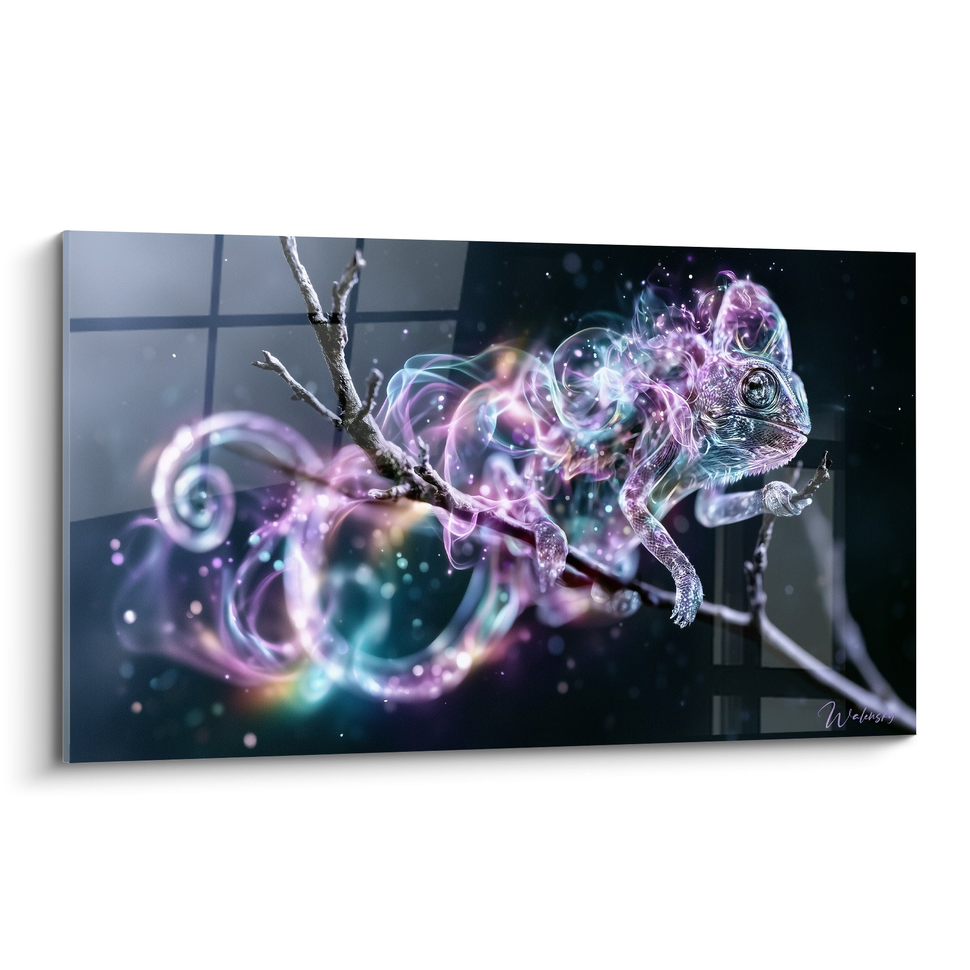 Caméléon spectral violet et turquoise grimpant sur une branche grise, halo lumineux vaporeux