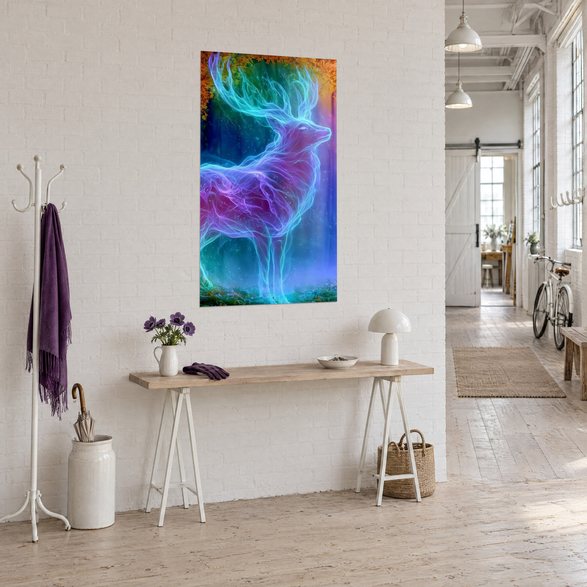 Gemälde Waldgeist, Phantomsilhouette eines Hirsches in elektrischem Blau und Rosa, Dreiviertelansicht in einem hellen Loft
