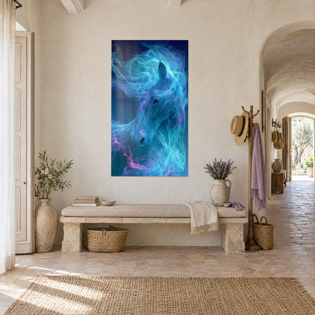 Tableau portrait équin fait de volutes cyan et lilas sur fond bleu nuit étoilé, face à un banc de pierre du mas