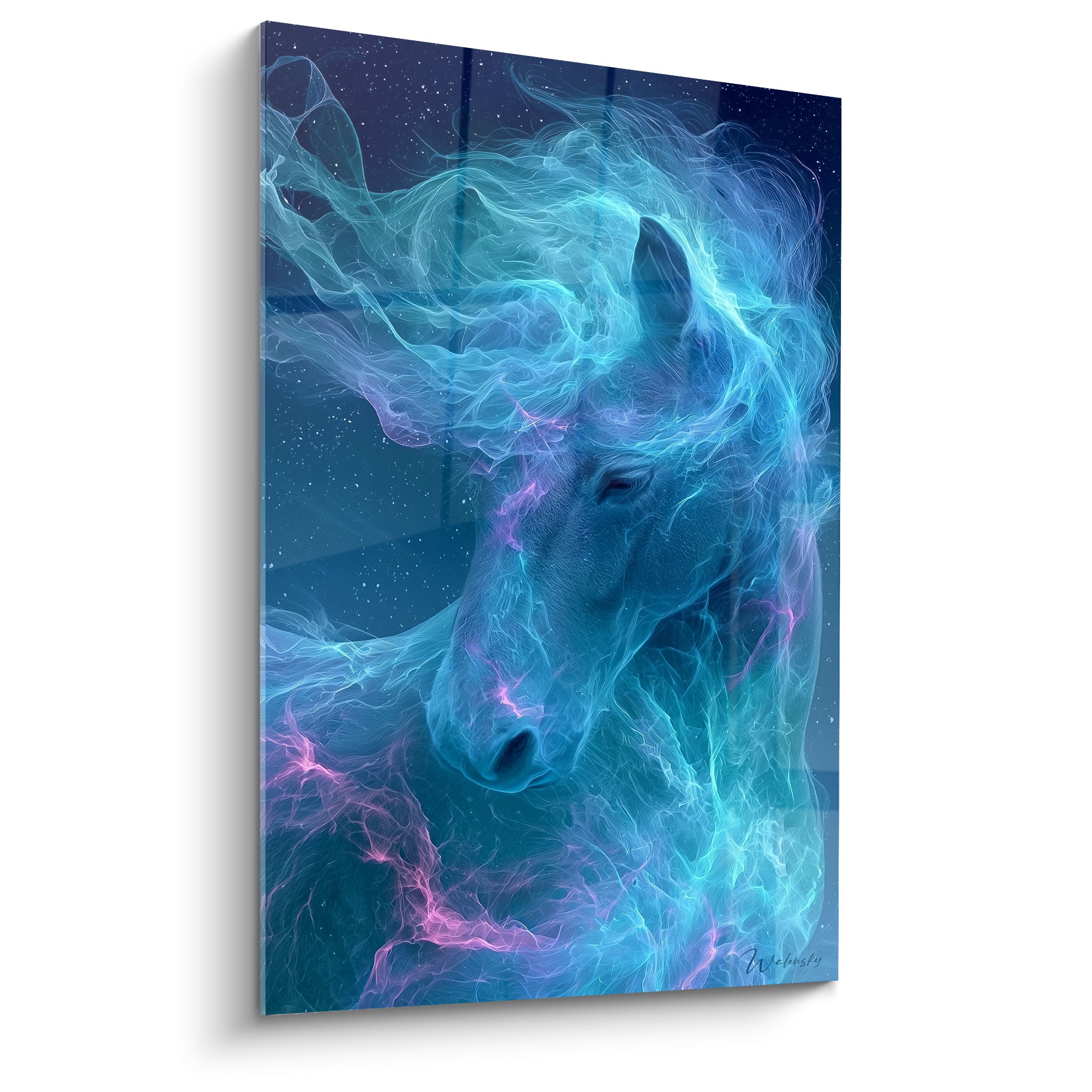 Cheval spectral turquoise et violet à la crinière fumée, tête baissée sur fond étoilé bleu nuit