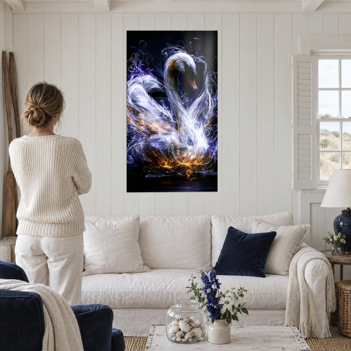Tableau cygne de lumière aux plumes blanches et lueurs dorées, des personnes de dos, au-dessus d'un canapé dans un salon lumineux