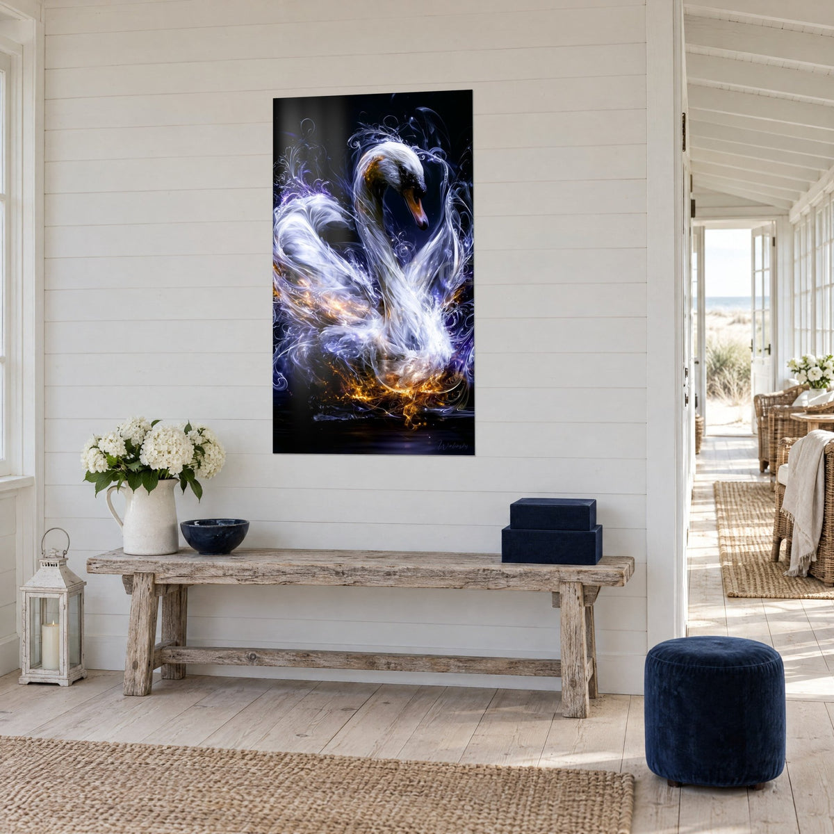 Tableau oiseau gracieux au long cou courbé, volutes bleu nuit et flammes ambrées, sur mur lambrissé, maison de bord de mer