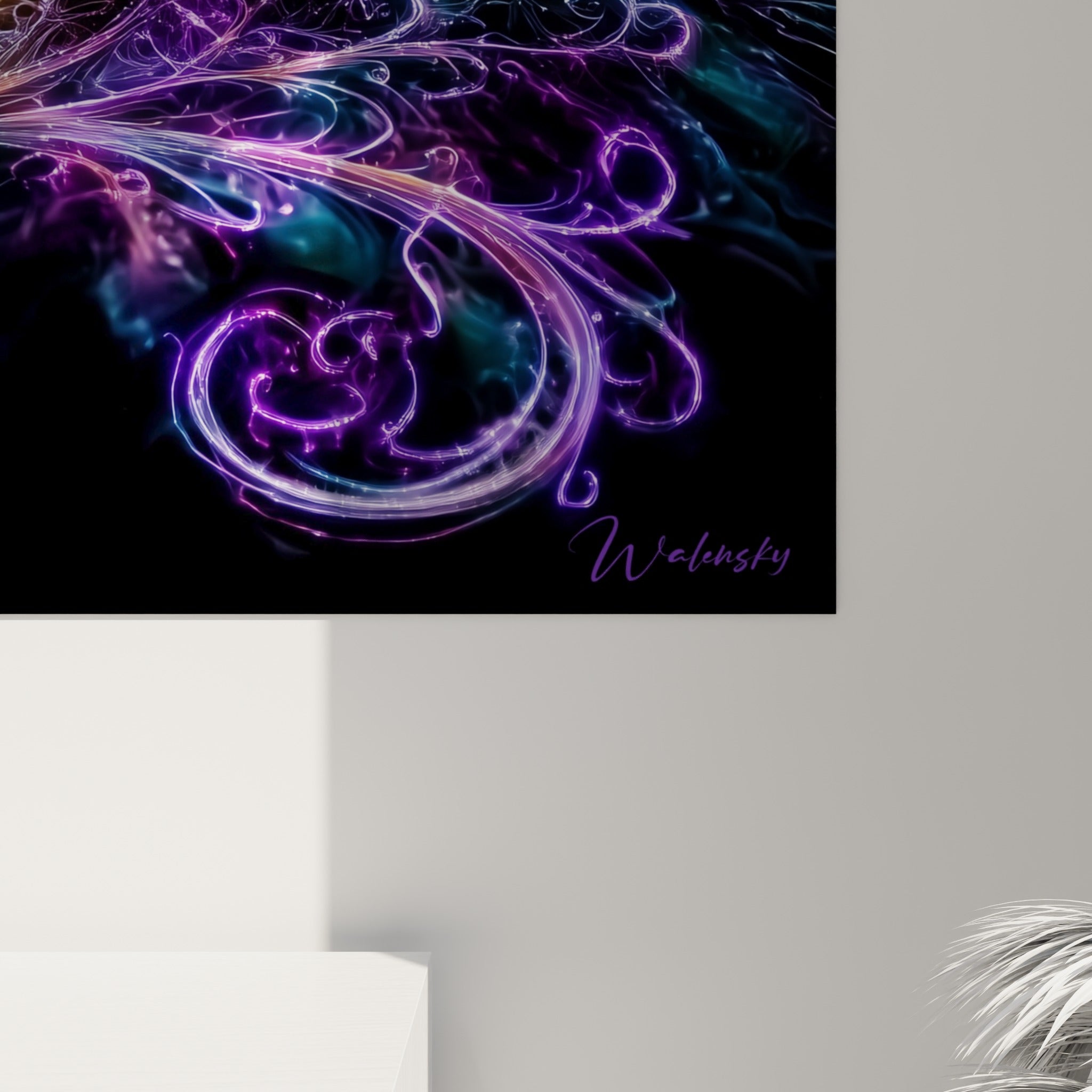 Détail des filaments violets et dorés du plumage, texture fractale scintillante et coulures lumineuses visibles
