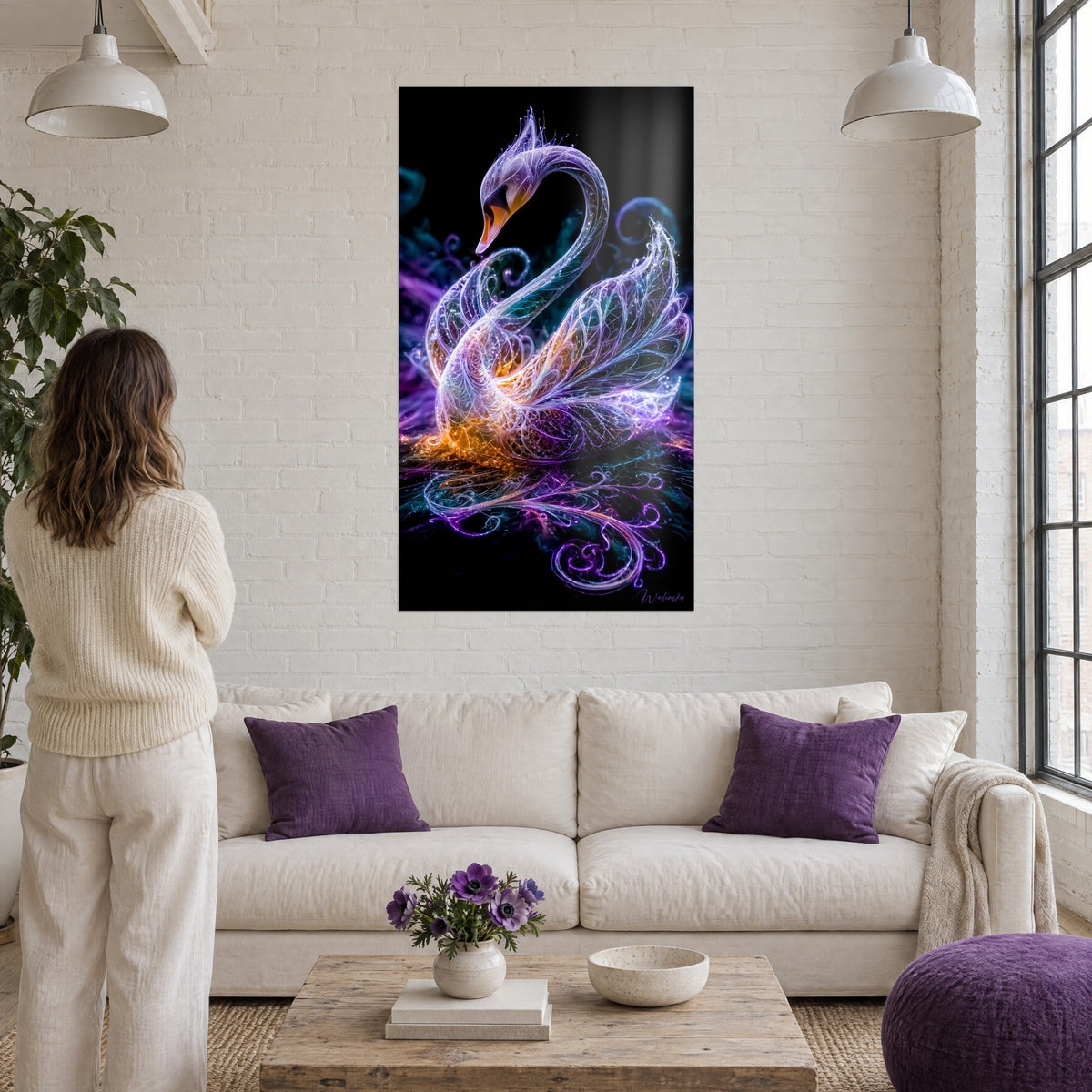 Quadro cigno di luce con piume filigranate viola e turchese, riflesso ambrato sull'acqua, sopra un divano in un soggiorno luminoso