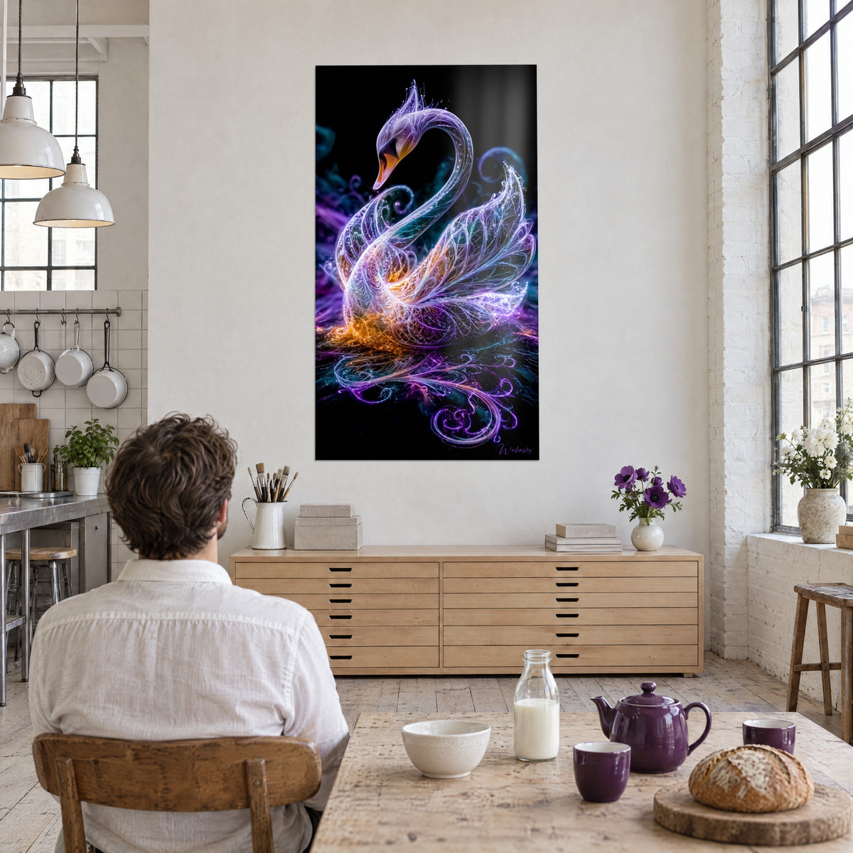 Quadro uccello acquatico fiabesco dalle piume di filamenti malva e verdi, riflessi ambrati, di fronte a un uomo seduto al tavolo davanti alla sua teiera viola