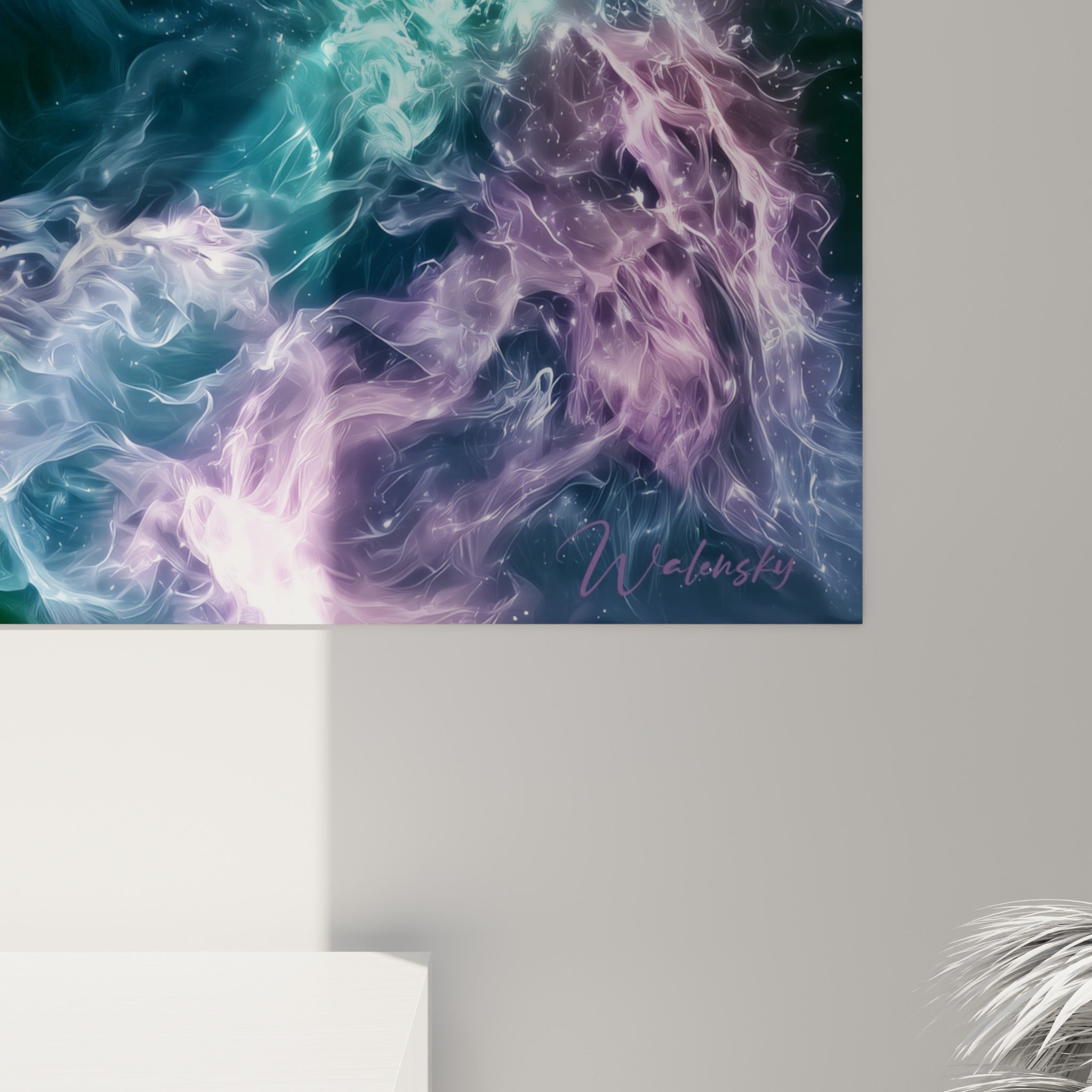 Détail des volutes turquoise et violettes du pelage, grain lumineux et éclats blancs scintillants visibles de près