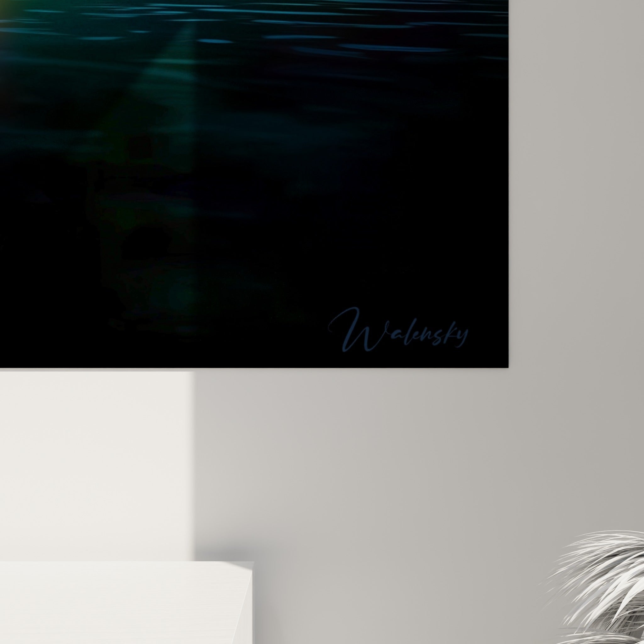 Détail des volutes turquoise et violettes se mêlant en fines coulures lumineuses sur fond noir profond