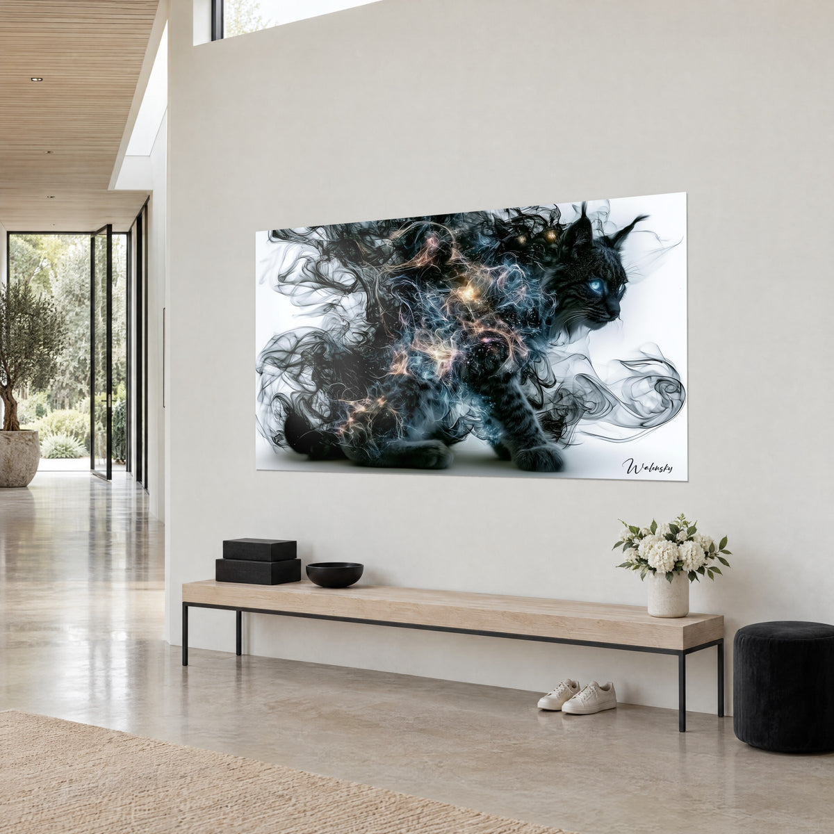 Quadro felino scuro che si dissolve in volute di fumo nero e bagliori ambrati, in tre quarti in una casa d'architetto