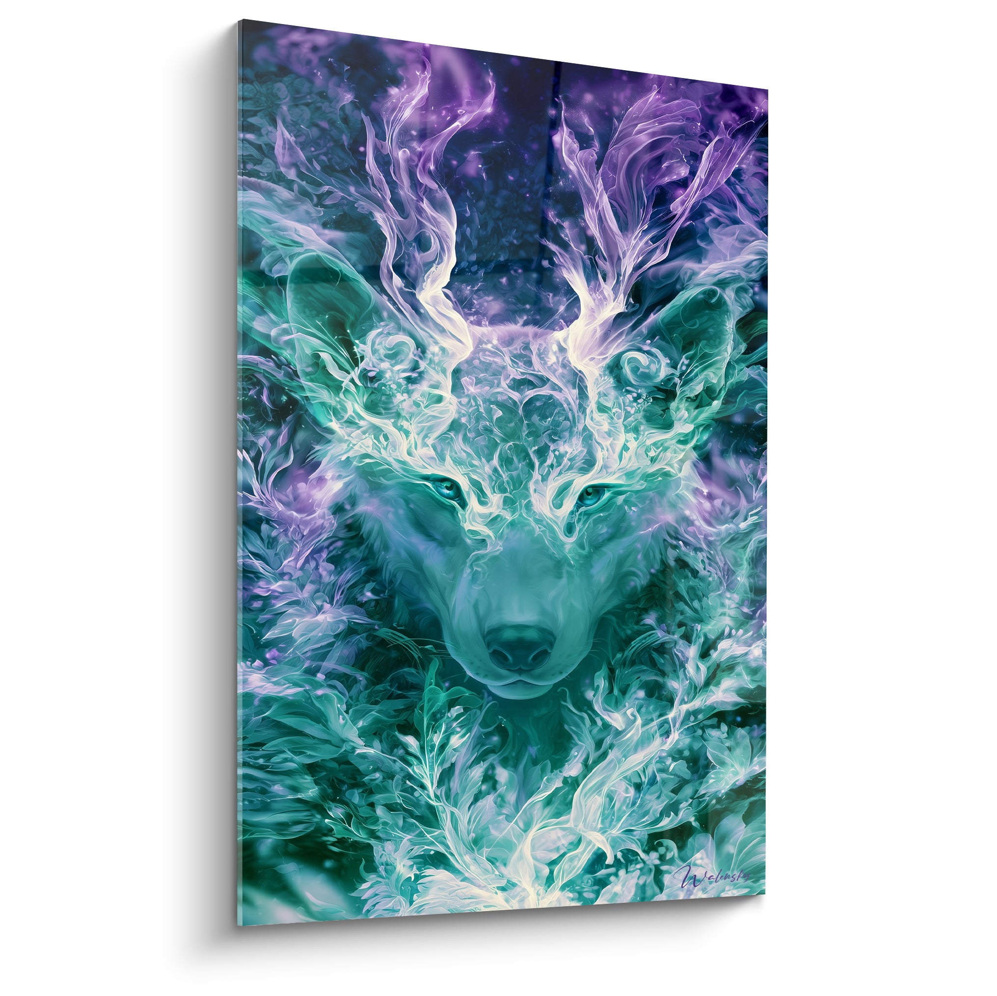 Loup spectral turquoise et violet aux ramures fumées, regard perçant capté en plein cadre lumineux